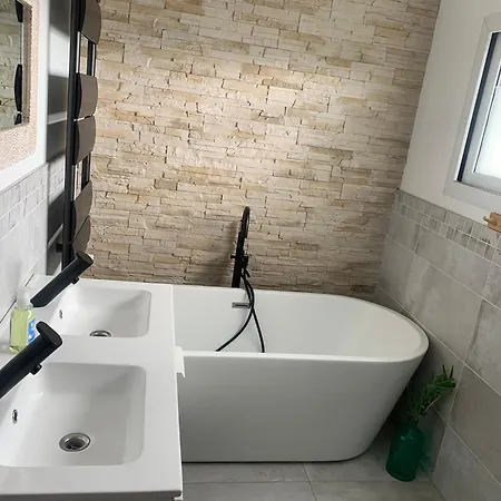 빌라 Maison Proche 24h *